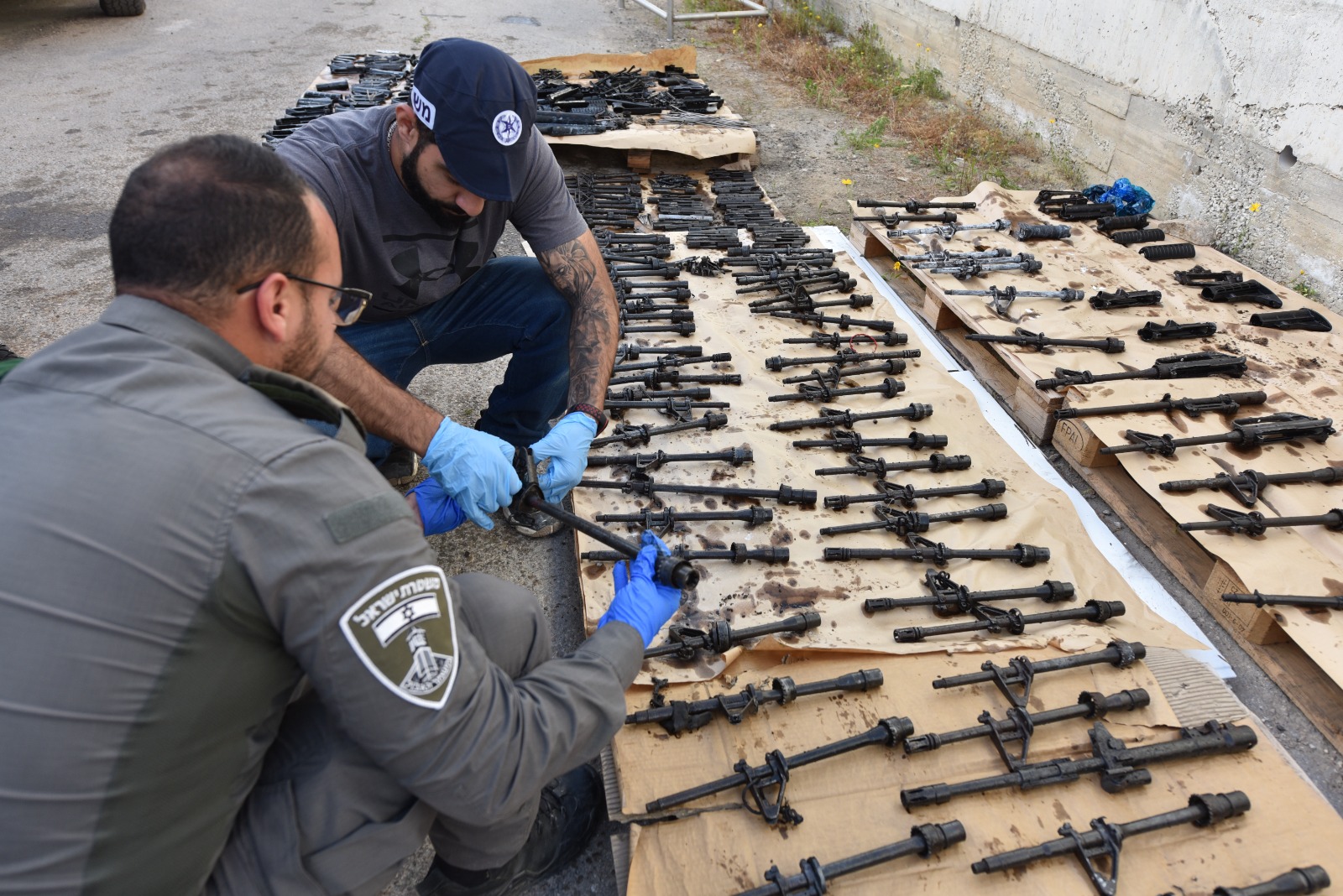 נשק וחלקי נשק בתפיסה שנערכה לאחרונה בלקיה (צילום: משטרת ישראל)